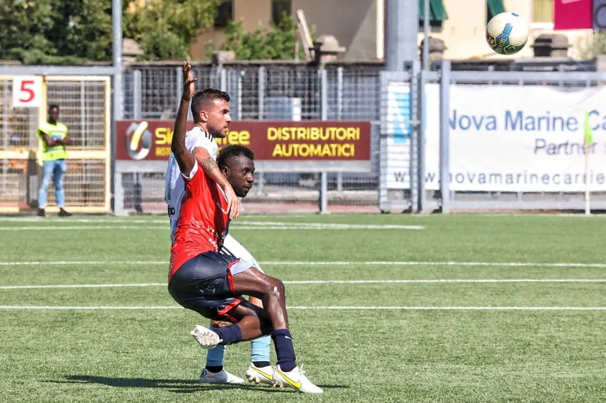L'attaccante Diakite marcato stretto da un difensore (foto ufficio stampa Torres)