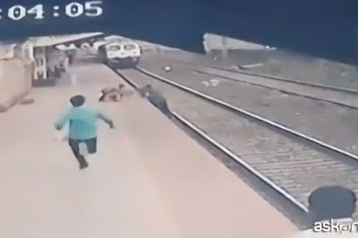 Bambino cade sui binari, miracoloso salvataggio a due secondi dall'arrivo del treno