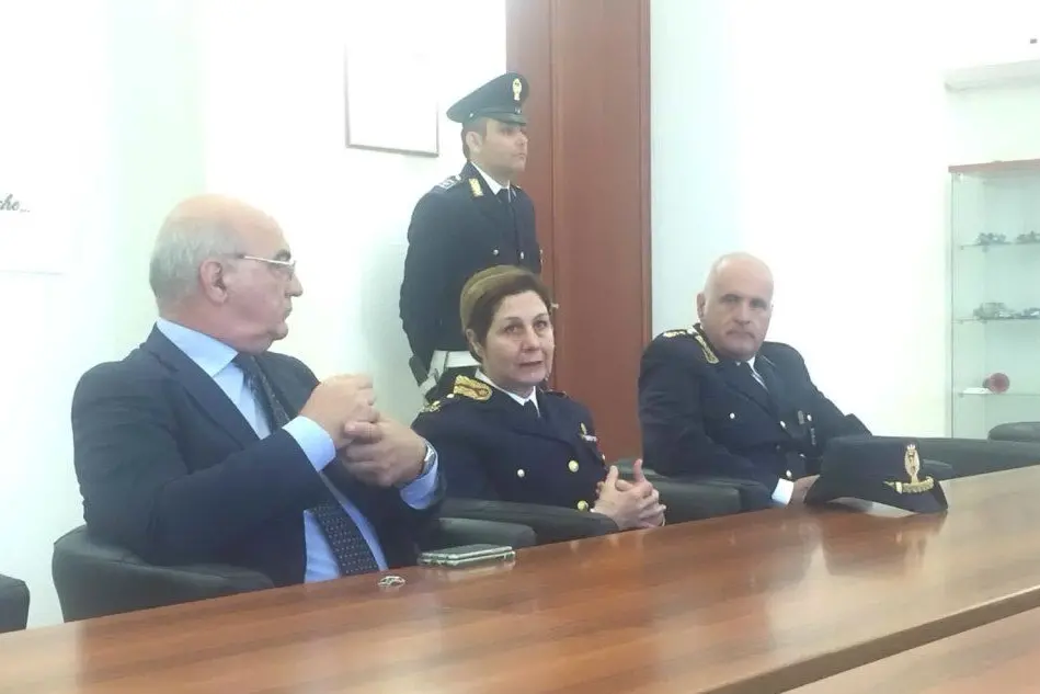Al centro, Giusi Agnello, nuovo comandante della Polstrada Sardegna