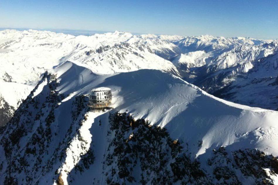 Alpinista muore dopo volo di 400 metri sotto gli occhi del figlio