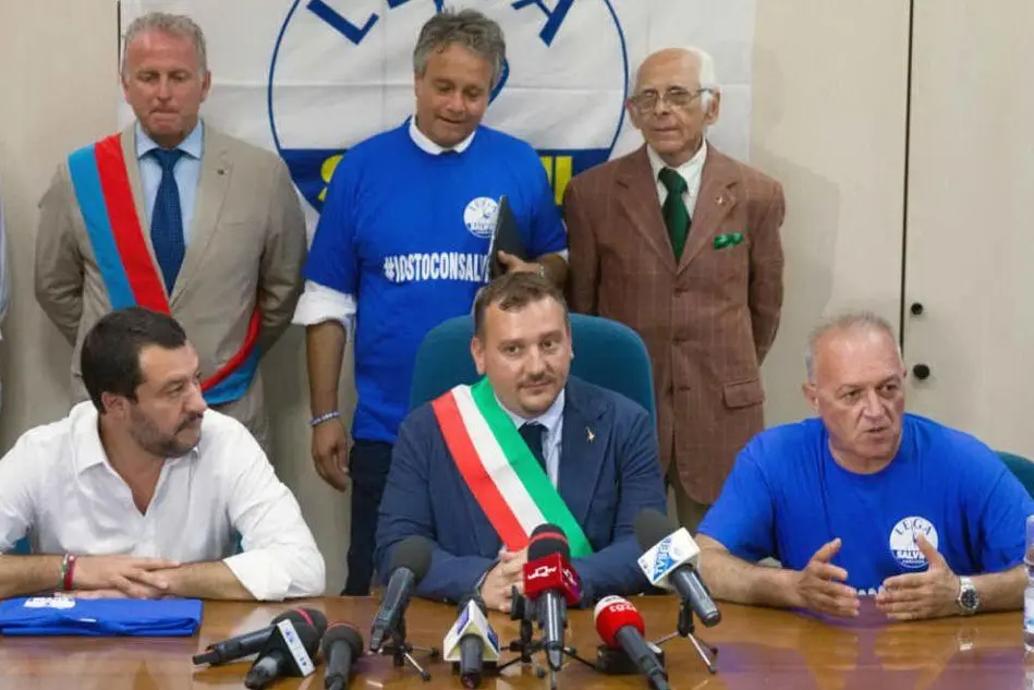 Matteo Salvini e Giuseppe Bellachioma, segretario abruzzese della Lega, con il sindaco di Silvi Andrea Scordella. (Foto Ansa)