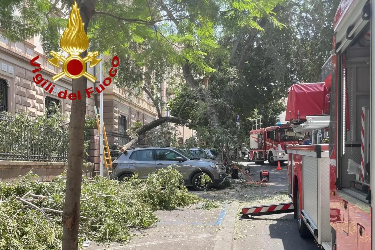 L'intervento dei vigili del fuoco a Sassari