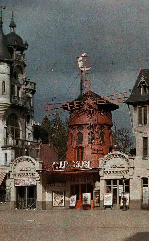 La prima sede del teatro bruciò nel 1915 (foto Wikipedia)