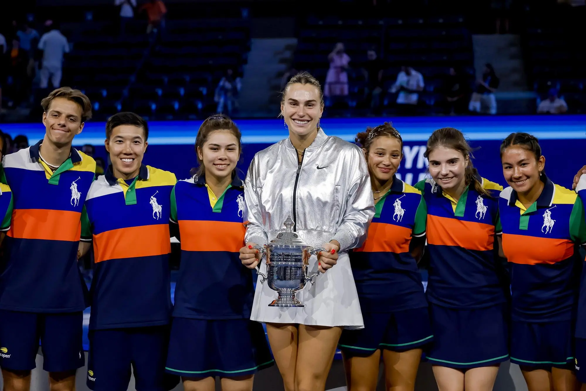 epa12358747 Aryna Sabalenka (C), of Belarus poses with the ball kids after defeating Amanda Anisimova of the USA during the women's singles final of the US Open Tennis Championships at the USTA Billie Jean King National Tennis Center in Flushing Meadows, New York, USA, 06 September 2025. EPA/JOHN G. MABANGLO