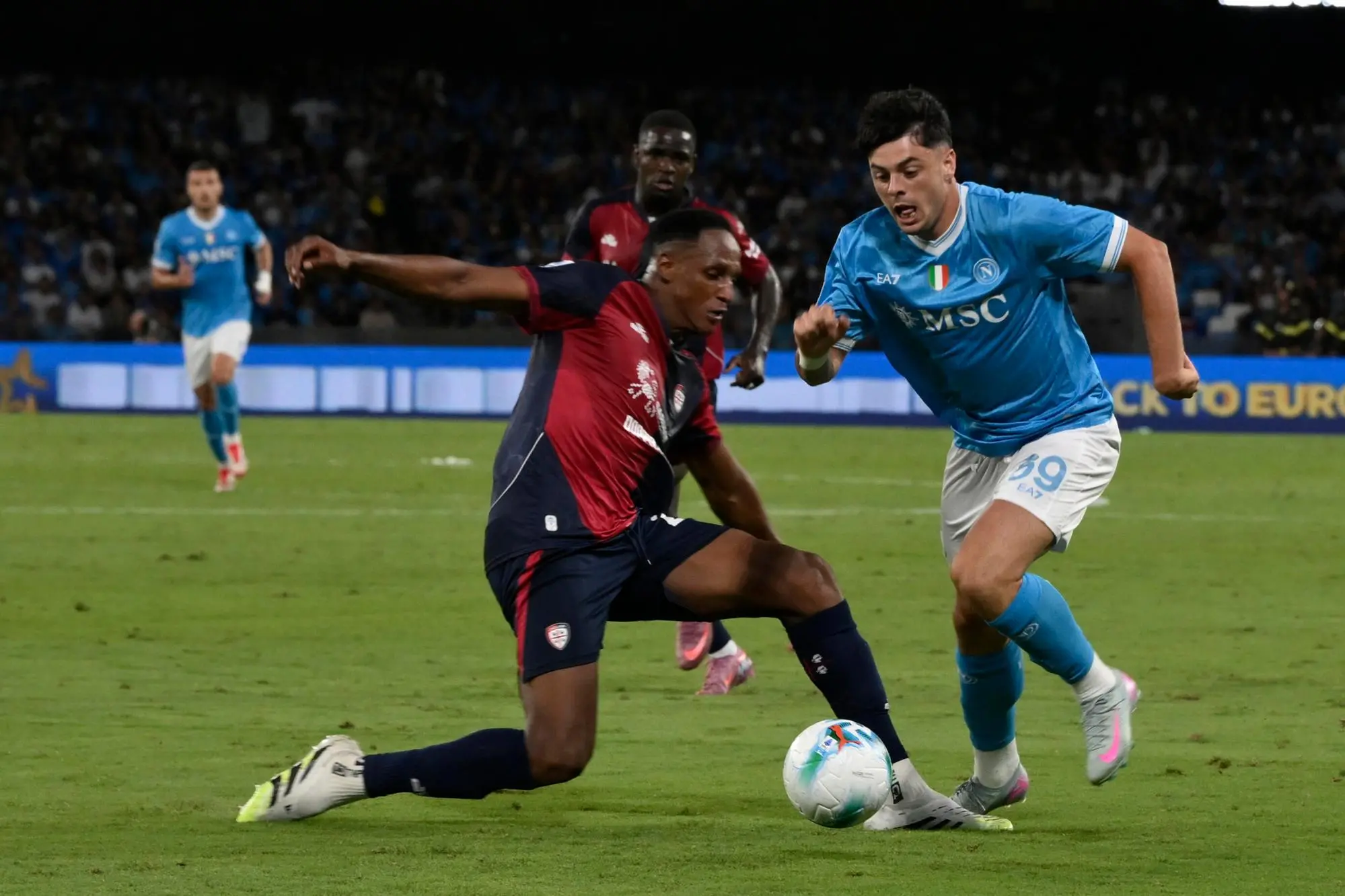 Yerry Mina contrasta Giuseppe Ambrosino in Napoli-Cagliari (foto Ansa)