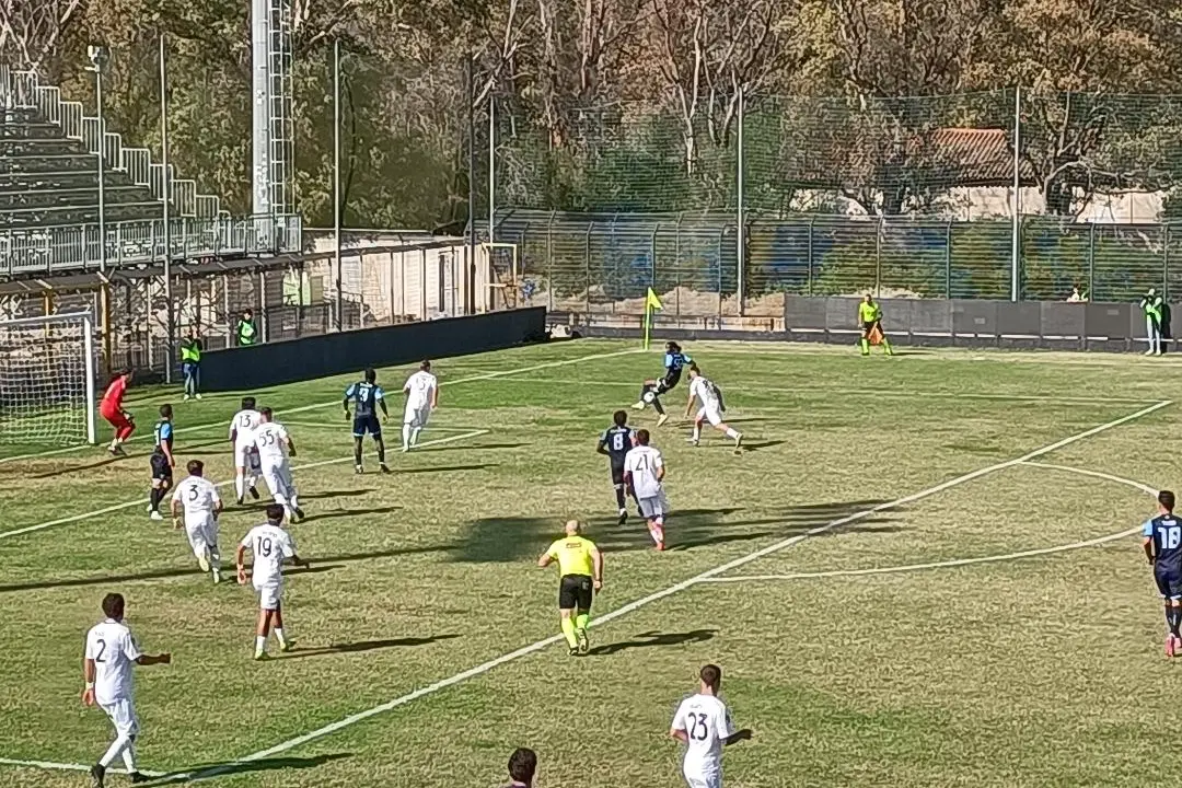 Santino Perrone tra i pali nel derby Olbia-Latte Dolce (foto Ilenia Giagnoni)