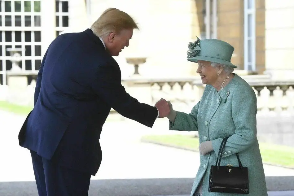 L'irrituale stretta di mano di Donald Trump alla Regina Elisabetta (Ansa)