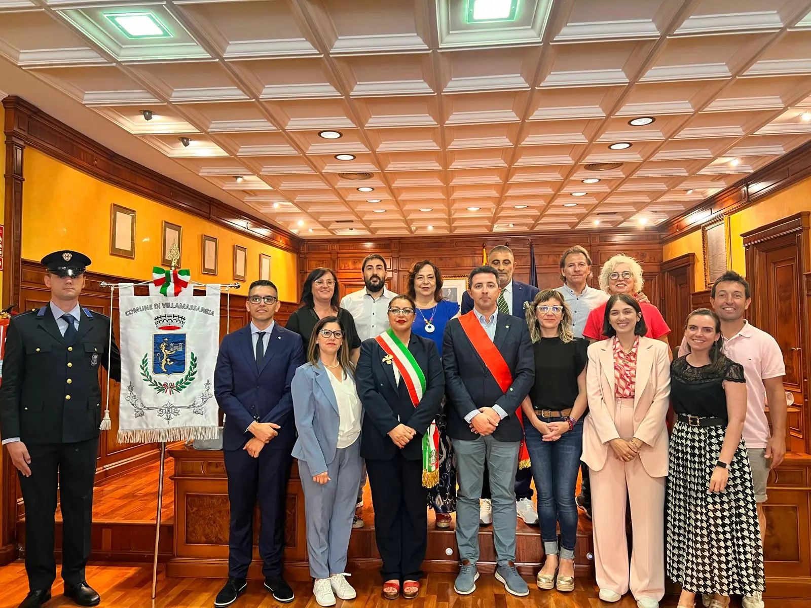 Le due delegazioni nell'aula plenaria del municipio di Calanda