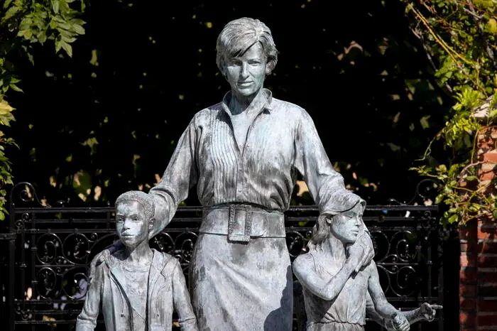 La scultura in bronzo che la rappresenta con i figli
