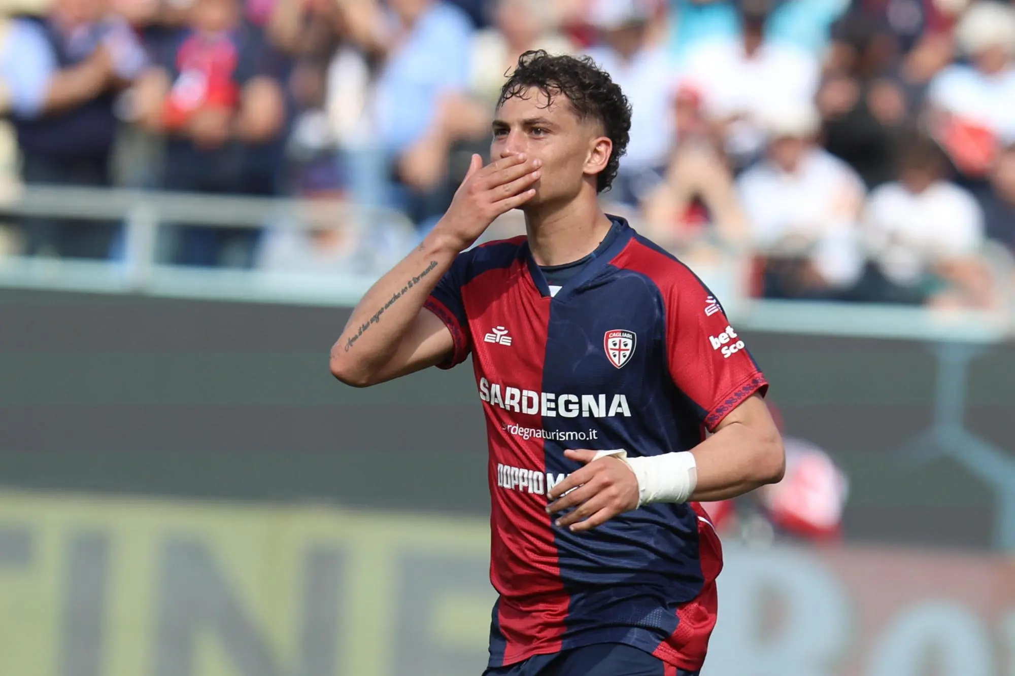 Sebastiano Esposito esulta per il gol che ha deciso Cagliari-Cremonese (foto Ansa)