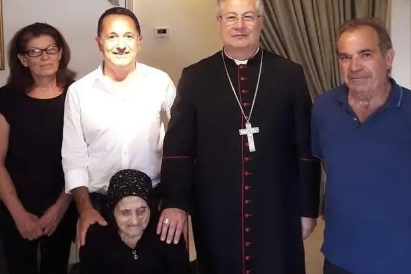 La nonnina nel suo 99esimo compleanno con Sindaco e Arcivescovo (foto E.Sanna)