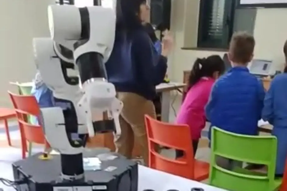 Una lezione della robot school. (foto Scano)