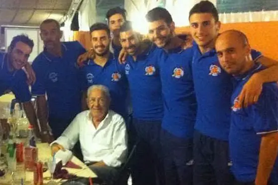 Lucio Cordeddu con i giocatori dell'Accademia nel 2015 (foto Alberto Garau)