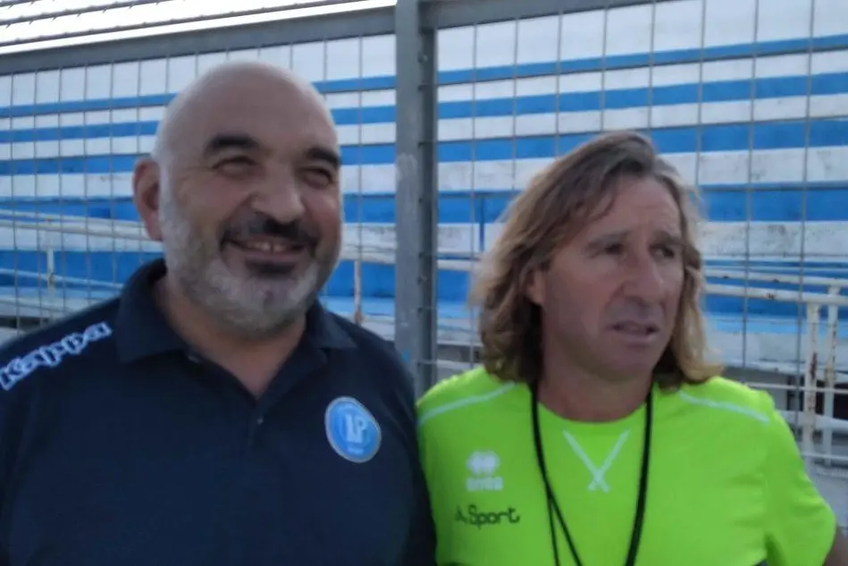 A sinistra il presidente del Li Punti calcio Salvatore Virdis, a fianco il tecnico Cosimo Salis (foto L'Unione Sarda - Tellini)
