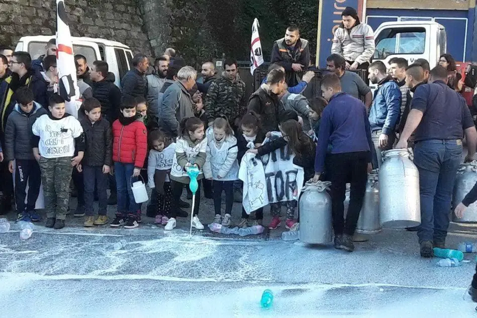 Bambini in piazza a Jerzu (foto L'Unione Sarda/Secci)