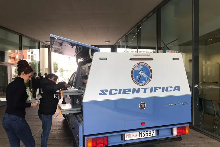 Polizia scientifica (foto Ansa)
