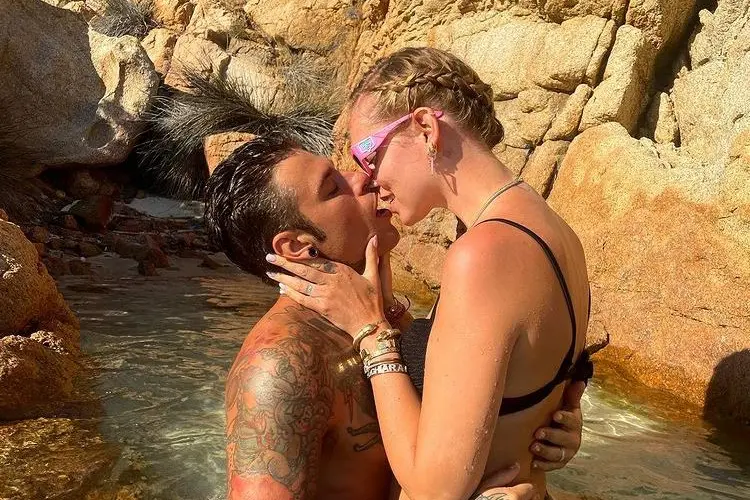 La coppia in vacanza in Sardegna (Instagram)