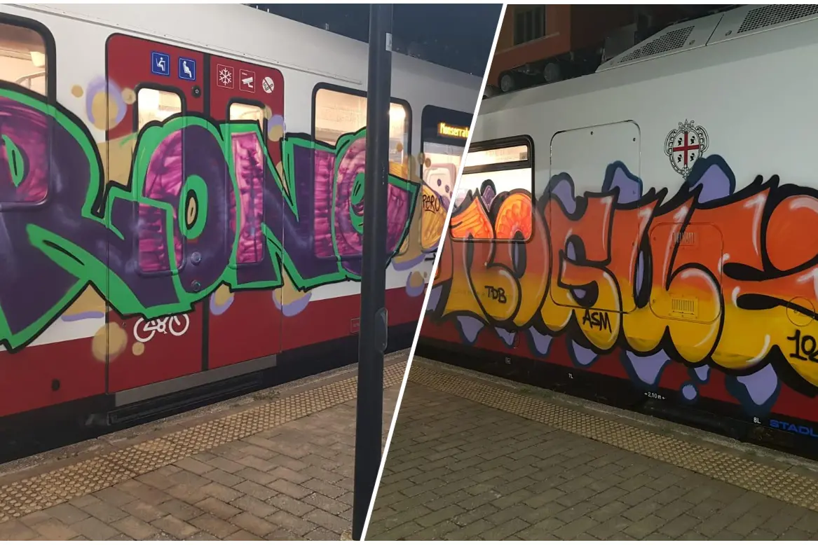 I treni vandalizzati (foto ufficio stampa)