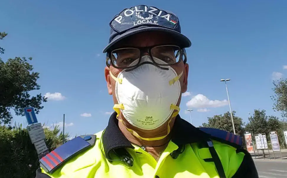 Un agente in servizio con la mascherina