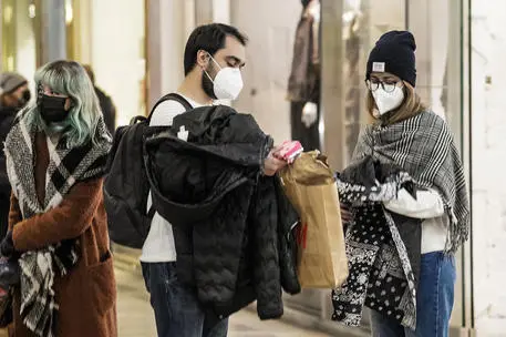 Nei prossimi giorni ritorna l'obbligo di indossare le mascherine all'aria aperta e in giro per lo shopping, Torino, 30 novembre. 2021 ANSA/TINO ROMANO