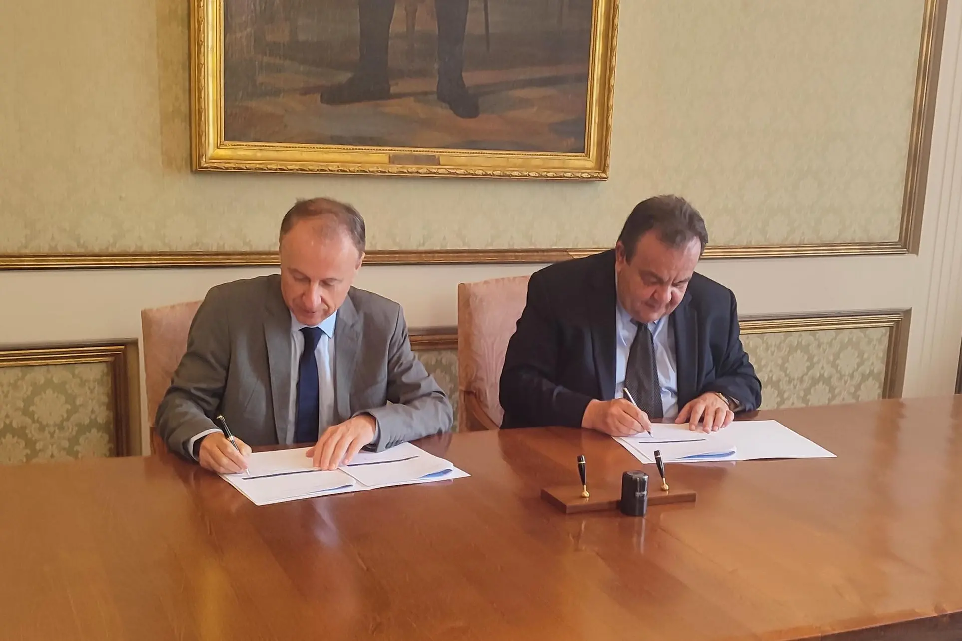 La firma dell'accordo (Foto Tellini)