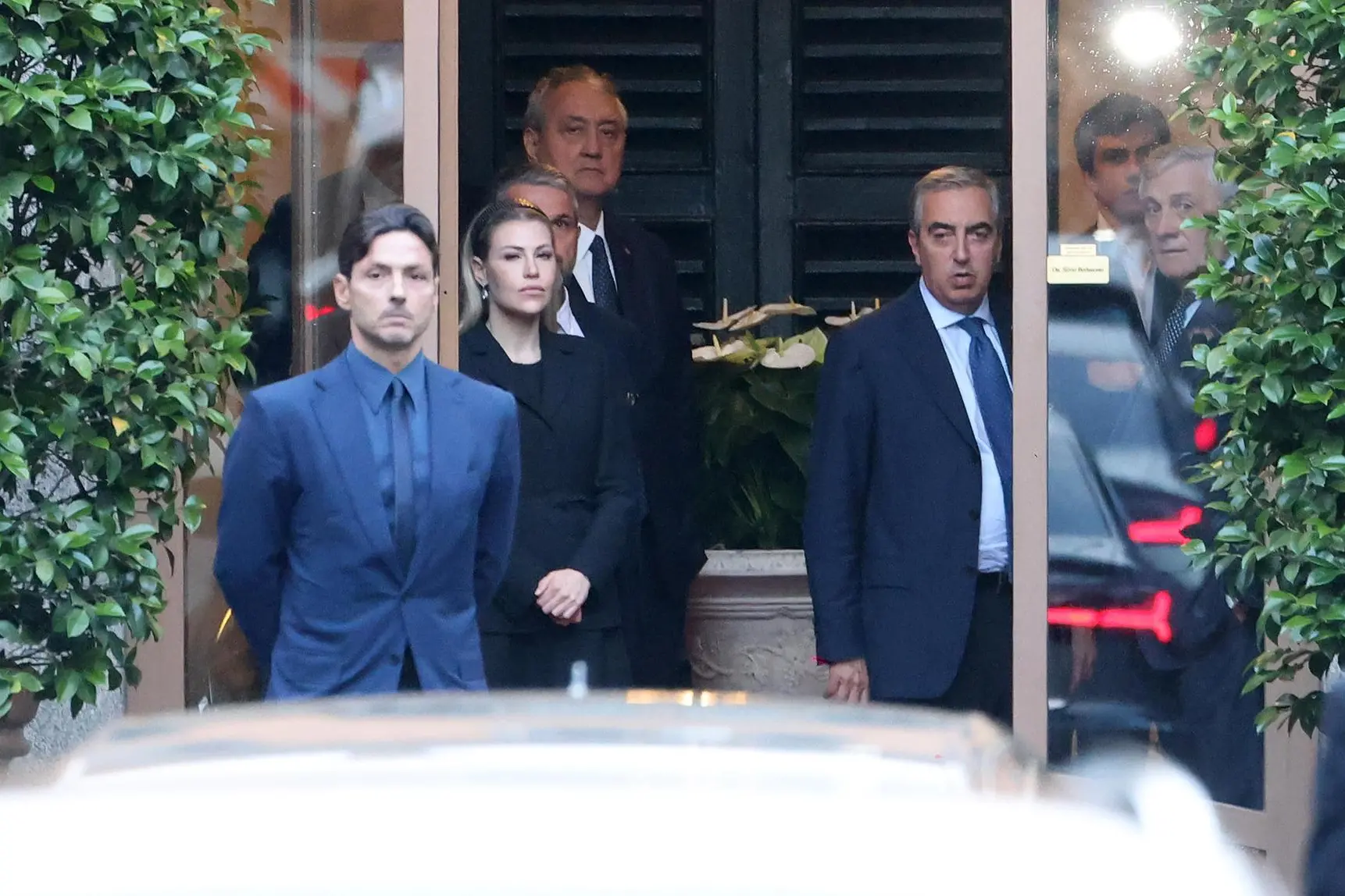 Da sinistra, Pier Silvio e Barbara Berlusconi a Villa San Martino (foto Ansa)