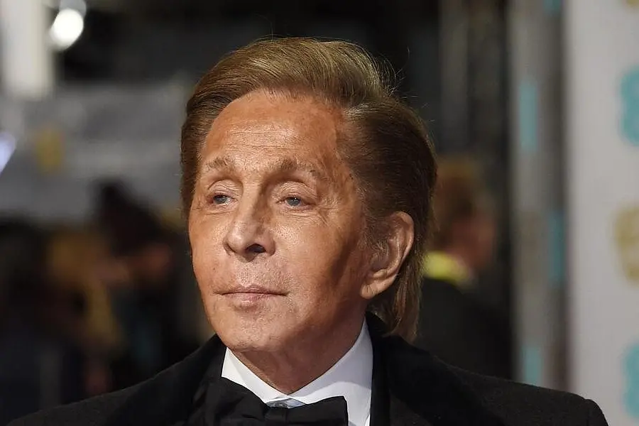 Finiti i tempi di feste faraoniche con centinaia di invitati che arrivavano a Roma da tutto il mondo con i loro jet privati, "a causa della pandemia che ancora non è stata debellata e della paura del contagio", Valentino Garavani, Ultimo Imperatore della Moda, festeggia l'11 maggio a Roma i suoi memorabili 90 anni, circondato dagli amici più intimi.   Tra questi l'inseparabile compagno di vita e di affari Giancarlo Giammetti, Daniela Giardina, portavoce storica dello stilista, i fratelli brasiliani Sean e Anthony de Souza e i loro genitori Carlos Souza e la socialite brasiliana Charlene Shorto de Ganay, entrambi ex pierre di Valentino.  Valentino e Giammetti sono i padrini di Anthony e Sean. Location deputata ad ospitare la festa sarà probabilmente la villa sita sulla via Appia Antica, scelta per festeggiare il compleanno tra le numerose magioni di lusso dello stilista sparse nel mondo. Tra queste, il Castello di Wideville, a Davron Crespières, vicino Parigi, acquistato nel 1995, residenza cinquecentesca con un parco annesso di oltre 120 ettari; il palazzo ottocentesco a Holland Park a Londra, nel cui salone si trovano i cinque quadri di Pablo Picasso che fanno parte della collezione dello stilista; l'attico a NY a Park Avenue e lo Chalet Gifferhorn, dimora invernale dello stilista a Gstaad; uno splendido yacht. "Valentino non concede interviste ultimamente - spiega Daniela Gardina al telefono con l'ANSA - per evitare contatti, ma anche per non creare pericolosi assembramenti. Sarà tuttavia felice di festeggiare il suo compleanno con il suo entourage di sempre. Ricordiamo con piacere l'epoca degli eventi oceanici, ma quel modo di festeggiare non esiste più portato via dalla pandemia". Ma forse non esiste più neppure quel mondo glamour tanto amato da Valentino Clemente Ludovico Garavani, alias Valentino, nato a Voghera, l'11 maggio 1932, creatore negli anni Sessanta dell'omonimo marchio del lusso a Roma, con sede prima in via Condotti e poi nell'iconico atelier di Piazza Mignanelli.      Ben presto frequentato dalle lady del jet set internazionale, e ora diretto da Pierpaolo Piccioli. La Città Eterna è sempre stata la sede del "cuore" di Valentino, pur avendo scelto Parigi per sfilare con il pret a porter sin dal 1975 e con l'haute couture dal 1988.     Ben presto frequentato dalle lady del jet set internazionale, e ora diretto da Pierpaolo Piccioli. La Città Eterna è sempre stata la sede del "cuore" di Valentino, pur avendo scelto Parigi per sfilare con il pret a porter sin dal 1975 e con l'haute couture dal 1988. Roma, un punto fermo, rispetto ai passaggi di proprietà del marchio, venduto nel 1998 alla casa tedesca Hdp, rilevato nel 2002 dal Gruppo Marzotto, passato al fondo Permira e infine nel 2007, alla moglie dell'emiro del Qatar, la potente Sheikha Mozah bint Nasser al-Missned , seconda delle tre mogli di Hamad bin Khalifa.     Tuttavia, sembrava che Valentino non avesse mai smesso di fare il suo lavoro di stilista. "Disegna abiti anche la notte" confidava nel 2007 Giammetti, mentre in una colazione per poche giornaliste nel loro superattico di via dei Condotti, la coppia rivelava tutto sulle feste dei 45 anni di attività che avevano in programma di fare a Roma. Il suo addio alla moda a Roma durò tre giorni, con party da mille e una notte. L'evento più glamour mai progettato nel mondo della moda. Furono invitati principi e principesse, dive di Hollywood e capi di stato, che assistettero a una retrospettiva di abiti d'archivio all'Ara Pacis, a una sfilata di alta moda tutta di colore rosa nel complesso di S.     Spirito in Sassia, a un galà tra le colonne del Tempio di Venere, mai concesso prima di allora, con il Colosseo sullo sfondo e il premio Oscar Dante Ferretti a curare la scenografia.     Infine, a un galà con ballo e concerto live di Annie Lennox in una pagoda cinese color, oro, nero e rosso (la sua cromia preferita, un incrocio fra carminio, porpora e cadmio) allestita nel Parco dei Daini, nel cuore di Villa Borghese. Mille invitati vi ballarono fino all'alba. Valentino era circondato da Caroline di Monaco, Claudia Schiffer, Mick Jagger e altre celebrities.     Una festa colossal che gli fece meritare appieno il soprannome di 'Ultimo Imperatore' della moda. Stesso epiteto che diede in seguito il titolo al docu-film, The Last Emperor, diretto dal regista Matt Tyrnauer, pellicola sugli ultimi due anni di attività dello stilista, girata tra passerelle, back stage e interviste.     Valentino Garavani nasce l'11 maggio 1932 a Voghera, secondogenito, dopo la sorella maggiore Wanda (1925-1997), di Mauro Garavani e Teresa de Biaggi. Fin da giovanissimo è attratto dal mondo della moda e dalla creatività sartoriale della stilista vogherese Ernestina Salvadeo; frequenta una Scuola di figurino a Milano e contemporaneamente studia francese alla Berlitz School e viaggia all'estero, trascorrendo un lungo periodo a Parigi. Studia stilismo all'École de La Chambre Syndicale de la Couture.[4] Negli anni cinquanta, dopo essersi fatto notare partecipando a un importante concorso, si trasferisce a Parigi ed entra come collaboratore nella Casa di Moda di Jean Dessès e nell'atelier di Guy Laroche. Fa ritorno in Italia e a fine degli anni cinquanta è a Roma, allievo di Emilio Schuberth per poi collaborare presso l'atelier di Vincenzo Ferdinandi prima di aprire una propria maison[5]. Nel 1957 fonda la Valentino insieme ad alcuni soci, fra cui il padre. Tuttavia gli alti costi di gestione, unitamente al gusto per il lusso dello stilista, portarono i soci a ritirarsi dall'attività, facendo quasi andare la casa di moda in bancarotta. Fu risolutiva l'entrata nella società del compagno Giancarlo Giammetti, studente di architettura con il quale Garavani avviò una nuova casa di moda, occupandosi esclusivamente dell'aspetto creativo, e lasciando al socio l'aspetto finanziario.[6] Nel 1959 apre il suo atelier a Roma in via dei Condotti e nel 1960 inizia la sua collaborazione con Giancarlo Giammetti che seguirà lo sviluppo del suo marchio. Nel 1962, dopo il trionfo della sua prima collezione a Pitti Moda di Firenze, Valentino diviene in breve uno dei più apprezzati e dei più popolari couturiers del mondo. Le due pagine che l'edizione francese di Vogue gli dedica sono il segno della sua consacrazione tra i grandi della Moda.[7] Nel 1967 gli viene conferito a Dallas il Premio Neiman Marcus, equivalente, nel mondo della Moda, all'Oscar cinematografico. In questo stesso anno disegna le divise per gli assistenti di volo della TWA e presenta la prima collezione Valentino Uomo. Nel 1968 inizia ad usare come griffe la celebre "V", e, ormai parte del Gotha degli stilisti, crea l'abito da sposa per le nozze di Jacqueline Bouvier con Onassis. Inizia ufficialmente l'internazionalizzazione del brand, grazie a un'intelligente politica di collaborazioni con nuove realtà produttive. Nella nuova decade, gli anni '70, lo stilista italiano apre nuovi ateleier nelle più importanti città della moda internazionali, tra cui Parigi, Tokyo, Ginevra, New York e Losanna.[8] Negli anni ottanta Valentino affida alla Italiana Manifatture dei fratelli Castelletti di San Benedetto del Tronto la produzione e distribuzione mondiale delle linee Valentino Jeans, Oliver, Valentino Junior, 18:18. Dagli anni settanta in poi Valentino veste le donne più famose del mondo ed apre boutique a New York, Parigi, Ginevra, Losanna, Tokyo. Viene creato anche un profumo che porta il suo nome, che nel 1991 sarà seguito dal profumo "Vendetta". Nel 1971 è ritratto dal pittore statunitense Andy Warhol. Nel 1985 riceve dal Presidente della Repubblica la decorazione di Grand'Ufficiale dell'Ordine al Merito, nel 1986 il titolo di Cavaliere di Gran Croce, nel 1996 è nominato Cavaliere del Lavoro; nel luglio 2006 gli viene conferita la Legion d'onore, la più alta onorificenza della Repubblica francese. Valentino segue anche le tematiche sociali: insieme a Giancarlo Giammetti dà vita nel 1990 all'Associazione L.I.F.E, che si propone di combattere l'AIDS mediante campagne di informazione, supporto ai parenti degli ammalati e incentivazione della ricerca. Il celebre marchio, venduto nel 1998 alla casa tedesca HDP, è stato rilevato nel 2002 dal Gruppo Marzotto. Il 4 settembre 2007 Valentino dice addio alla moda. La griffe da lui fondata oltre 45 anni prima non si avvarrà più della sua creatività.[9][10] Sarà sostituito da Alessandra Facchinetti. Cinque mesi dopo, Matteo Marzotto lascia la presidenza. Dopo solo due stagioni Alessandra Facchinetti lascia l'azienda. Grazia Chiuri e Pier Paolo Piccioli, che per dieci anni hanno disegnato gli accessori per Valentino, sono nominati direttori creativi. Il 20 novembre è stato distribuito nei cinema italiani il film-documentario Valentino: The Last Emperor, diretto dal regista statunitense Matt Tyrnauer, pellicola che segue gli ultimi due anni di attività dello stilista.[11] Il logo con l'inconfondibile V maiuscola, diventato iconico non solo nella moda e riconosciuto come simbolo di fascino ed eleganza, è stato raccontato nel libro “Valentino Garavani VLogo Signature Uncensored Project” a cura di Pierpaolo Piccioli. Nel volume il logo viene analizzato e reinterpretato grazie al contributo di sedici tra i più famosi magazine di moda.[12] Il brand Valentino dopo la vendita da parte del suo fondatore è stato oggetto di un'estesa opera di rebranding e di una nuova corsa verso la modernità, pur senza mai scostarsi dalla figura di Valentino Garavani. Anzi, allo stilista sono stati dedicati eventi e mostre, come la mostra multisensoriale svoltasi a Shanghai.[13] Nel 2010 Garavani viene indagato dalla Procura della Repubblica di Roma per reati fiscali.[14] Il 7 settembre 2011 Valentino è stato onorato presso il Fashion Institute of Technology di New York con il premio Couture Council Award 2011, durante il pranzo di beneficenza al David H. Koch Theater, Lincoln Center.[15]. Il 18 febbraio 2018 si aggiudica il Premio la Moda Veste la Pace, il riconoscimento che l'Organizzazione Mondiale contro le Discriminazioni nella Moda, nell'arte e nello sport African Fashion Gate conferisce ogni anno presso il Parlamento Europeo di Bruxelles.[16] (Unioneonline/D)