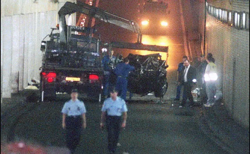 Il recupero della Mercedes al ponte dell'Alma