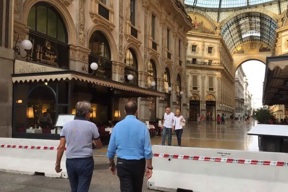 Le barriere all'ingresso della Galleria, Milano (foto L'Unione Sarda)