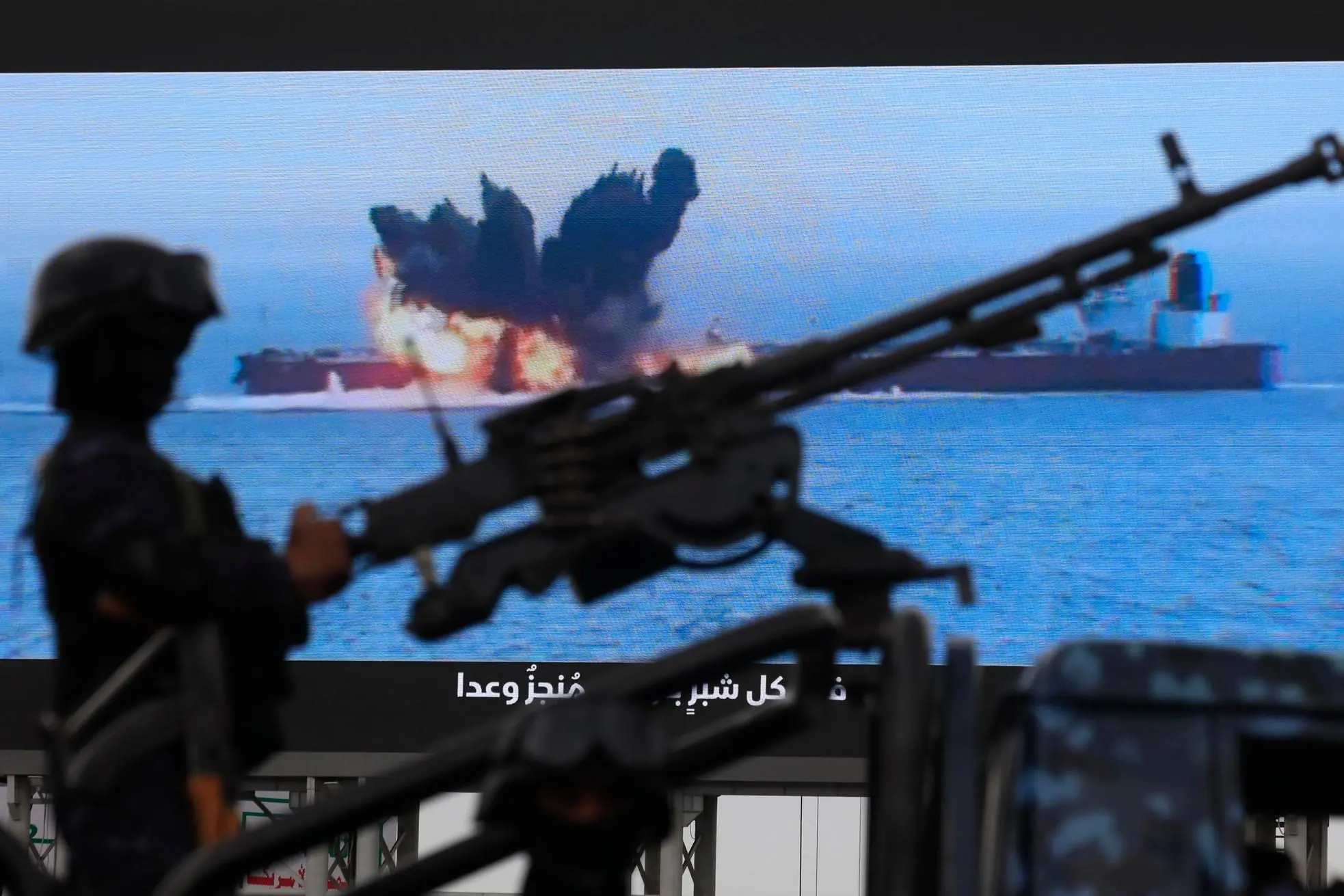 A Houthi soldier mans a machine gun beside a digital billboard featuring a ship under attack in the Red Sea, during a solidarity rally with Hezbollah following a Lebanon-Israel ceasefire, in Sana'a, Yemen, 17 April 2026. ANSA/EPA/YAHYA ARHAB (generica, simbolica, petroliera, nave)
