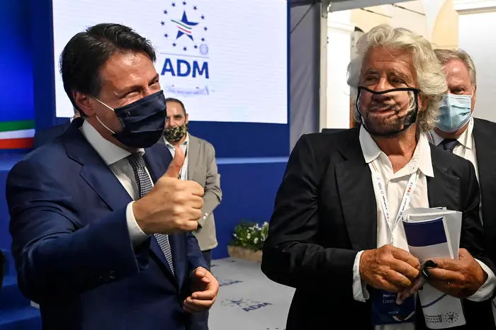 Giuseppe Conte e Beppe Grillo (Ansa)