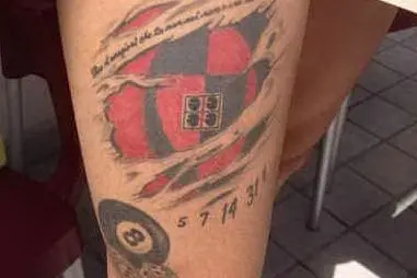 Il tatuaggio sulla gamba di Pisano