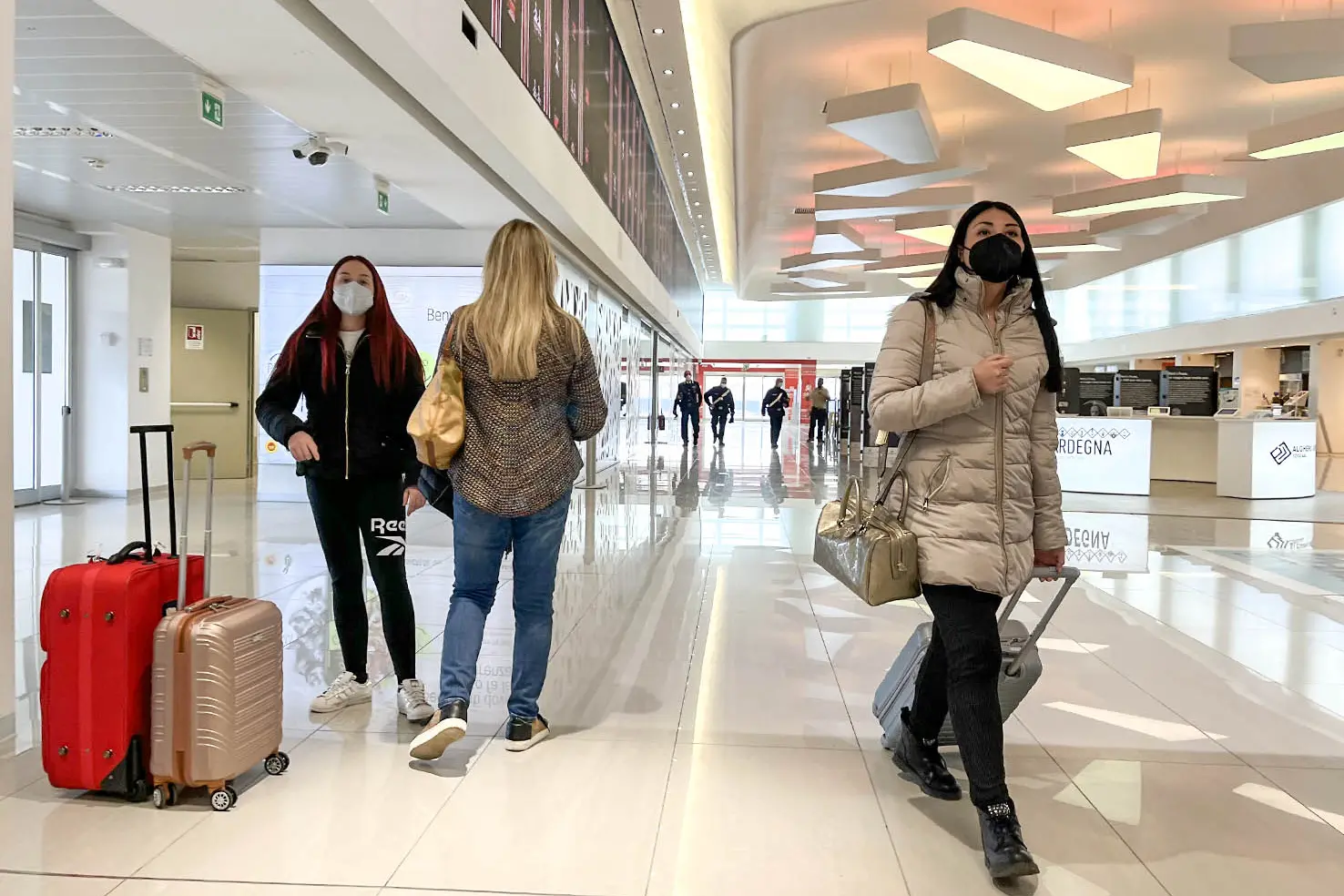 Passeggere all'aeroporto di Alghero  (L'Unione Sarda)