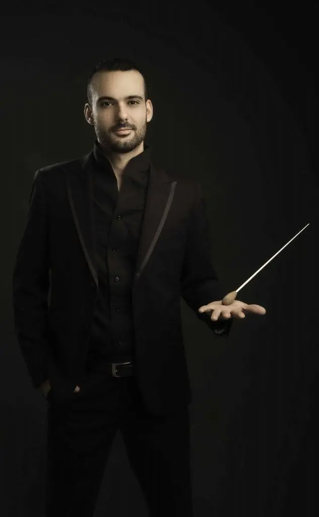 Leonardo Sini con la bacchetta da direttore d'orchestra (foto Laila Pozzo, concessa)