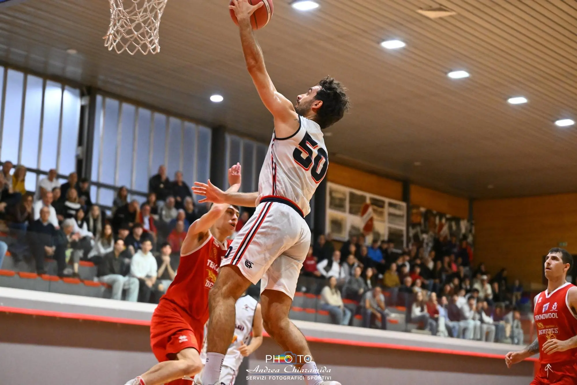 Ludovico Sanna con la canotta dell'Esperia (foto Chiaramida)