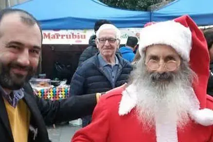 Il sindaco di Marrubiu con Babbo Natale durante il mercatino solidale (foto Antonio Pintori)