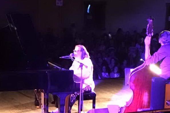 Festival Dromos a Ulà Tirso: il concerto di Diane Schuur è un successo