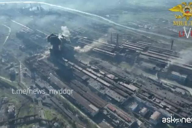 Ucraina, nel video russo i bombardamenti sull'acciaieria Azovstal