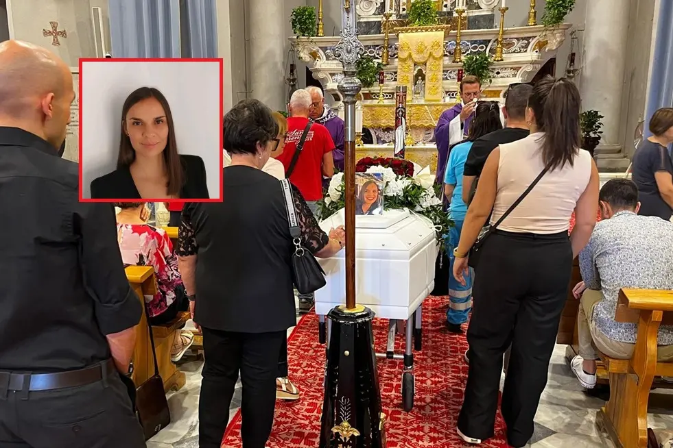 La bara di Roberta Pitzalis (nel riquadro) in occasione dei funerali
