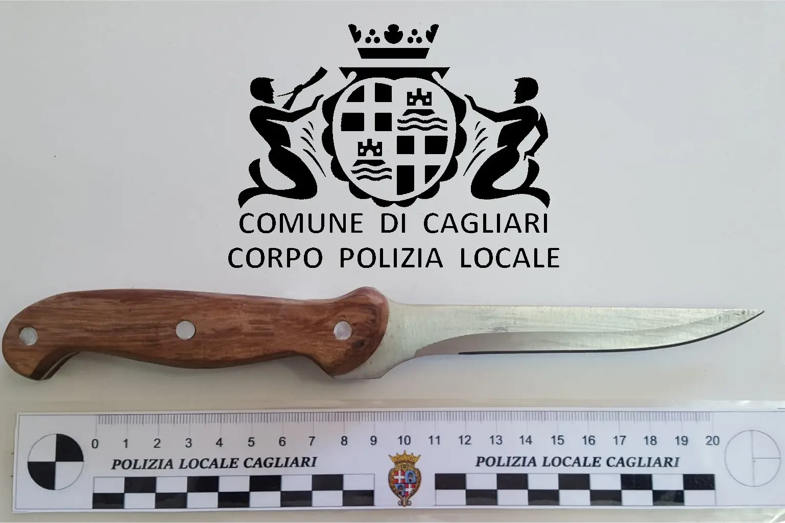 Il coltello sequestrato (foto Polizia locale di Cagliari)