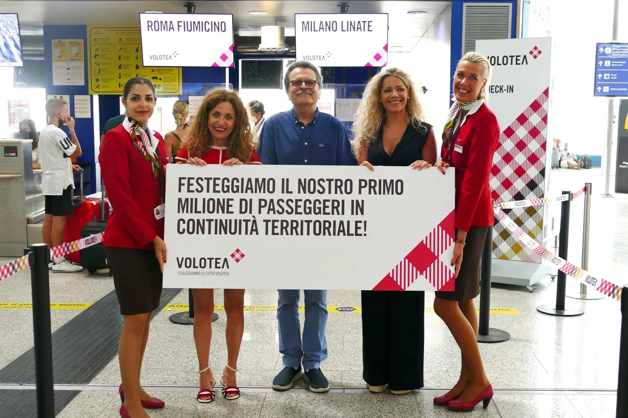 Da sinistra: una hostess Volotea, Valeria Rebasti, Carlo Avataneo, Audrey Gil, Aviation Business Development Senior Manager SOGAER, una hostess Volotea (foto ufficio stampa)
