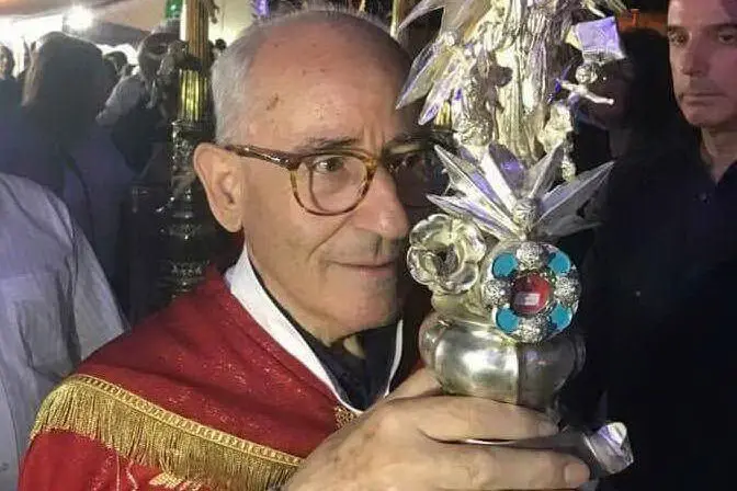 Serrenti, il parroco mostra la reliquia di Santa Vitalia