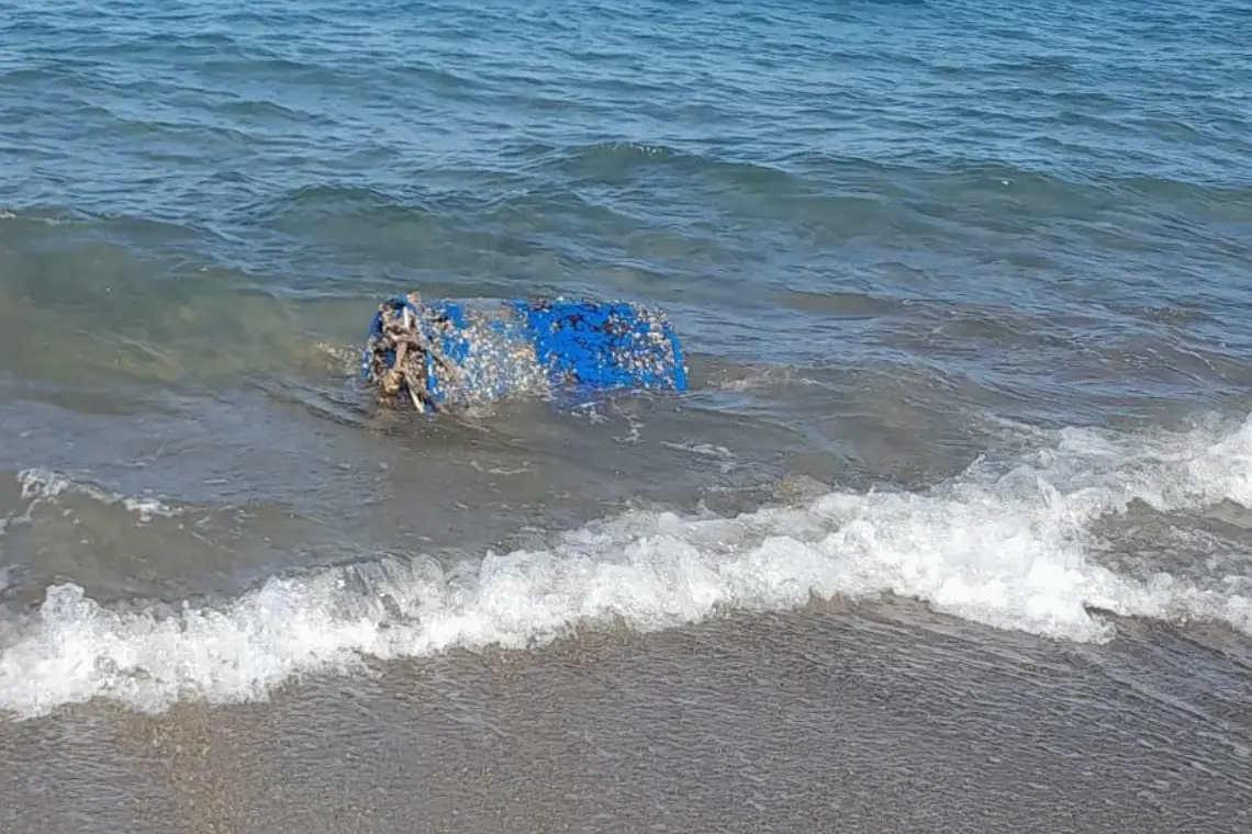 Muravera, il fusto in ferro abbandonato in mare a Feraxi