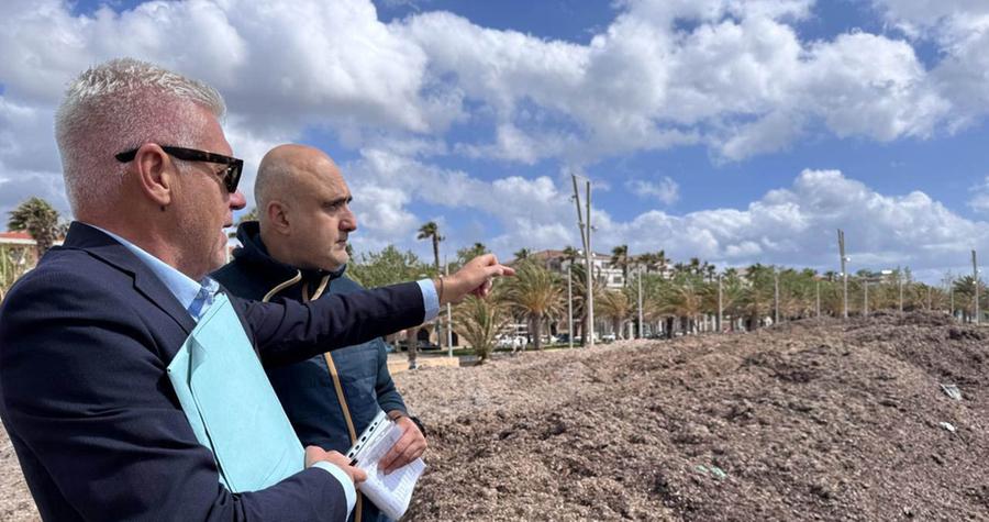 Lido di San Giovanni, non basta un anno per smaltire la posidonia