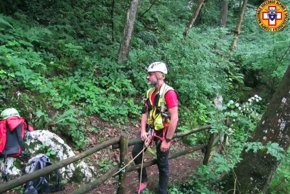 I tecnici impegnati nelle ricerche della 12enne dispersa da giovedì nei boschi del Bresciano
