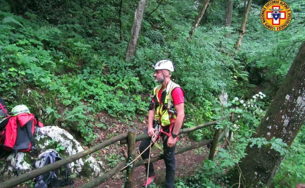 I tecnici impegnati nelle ricerche della 12enne dispersa da giovedì nei boschi del Bresciano