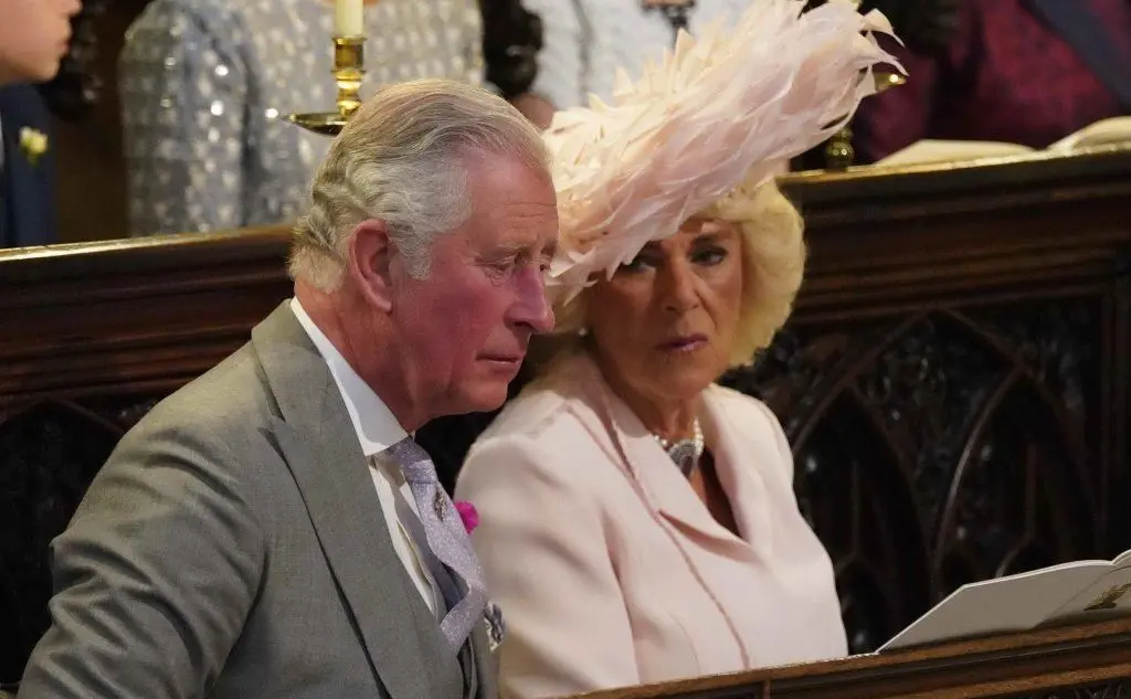 Il principe Carlo, padre dello sposo, con la moglie Camilla