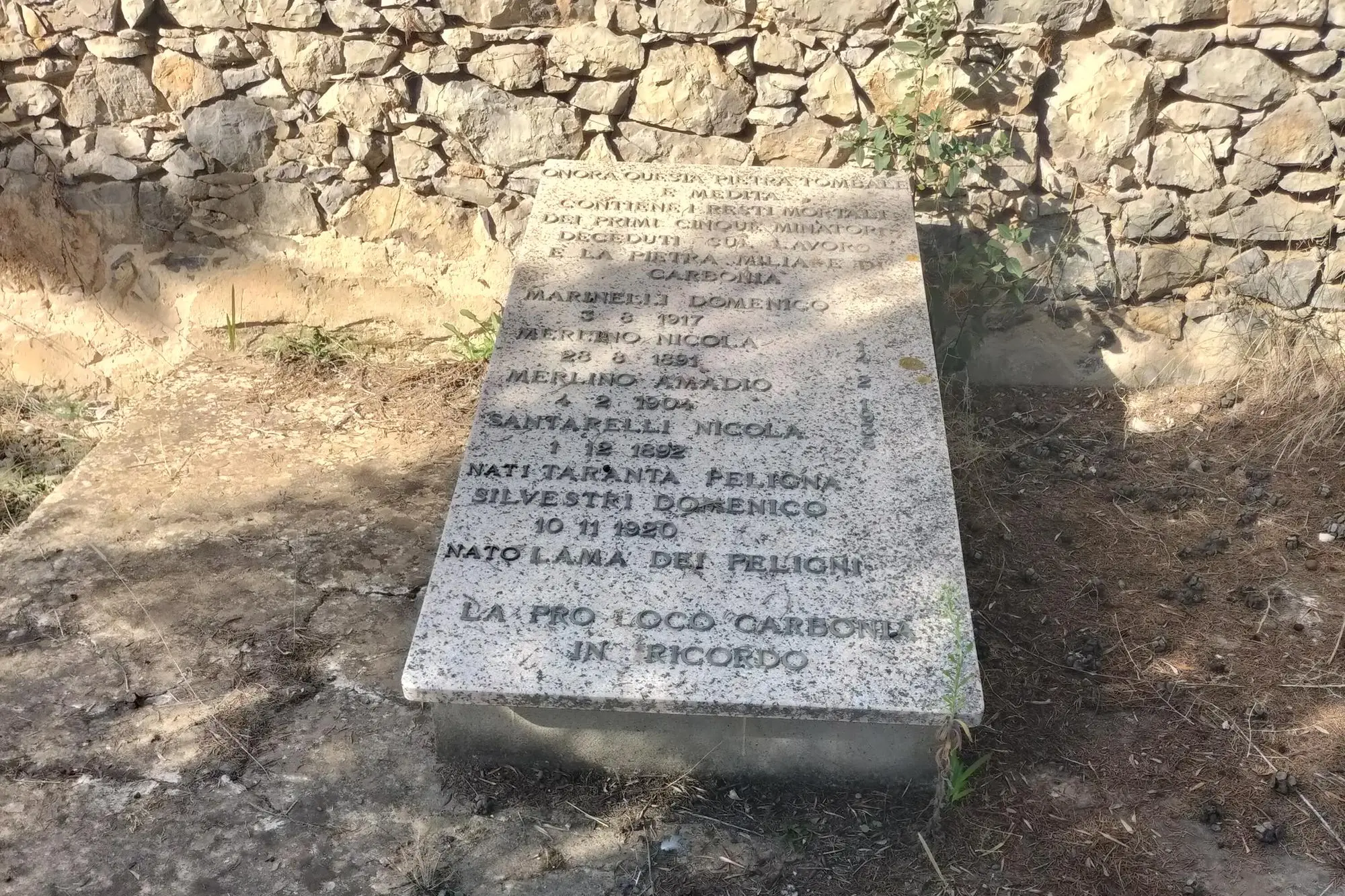 La tomba dei 5 minatori abruzzesi morti (foto Scano)