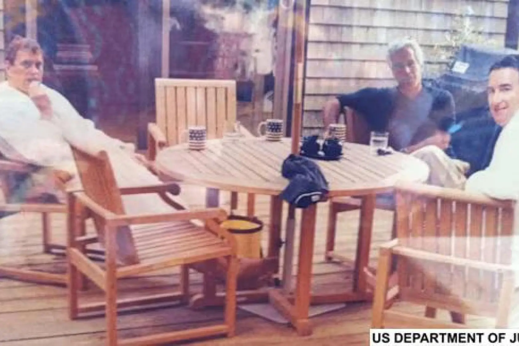 Spunta dai file dello scandalo di Jeffrey Epstein una foto in cui sono ritratti l'ex principe Andrea e l'ex ambasciatore britannico negli Usa, Peter Mandelson, entrambi in accappatoio, insieme al faccendiere pedofilo americano. L'immagine dei tre, seduti e rilassati attorno a un tavolo di legno, risale probabilmente al periodo compreso tra il 1999 e il 2000, e sarebbe stata scattata a Martha's Vineyard, nel Massachusetts. Si tratta della prima foto dove compaiono insieme il faccendiere morto suicida in carcere col reprobo di casa Windsor e l'ex eminenza grigia del New Labour, entrambi arrestati e rilasciati nel Regno nelle indagini di polizia che li vedono accusati di aver condiviso con l'amico comune Epstein informazioni riservate quando occupavano incarichi pubblici. US DEPARTMENT OF JUSTICE +++USARE SOLO PER ILLUSTRARE OGGI LA NOTIZIA INDICATA NEL TITOLO - NON ARCHIVIARE - NON VENDERE - NON USARE PER FINI NON GIORNALISTICI+++ +++ATTENZIONE LA FOTO NON PUO' ESSERE PUBBLICATA O RIPRODOTTA SENZA L'AUTORIZZAZIONE DELLA FONTE DI ORIGINE CUI SI RINVIA+++ NPK +++