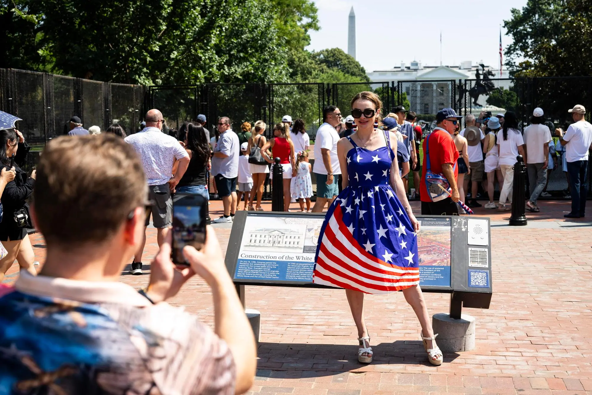 Una donna con gli abiti a stelle e strisce per la festa dell'indipendenza Usa (Ansa-Epa)